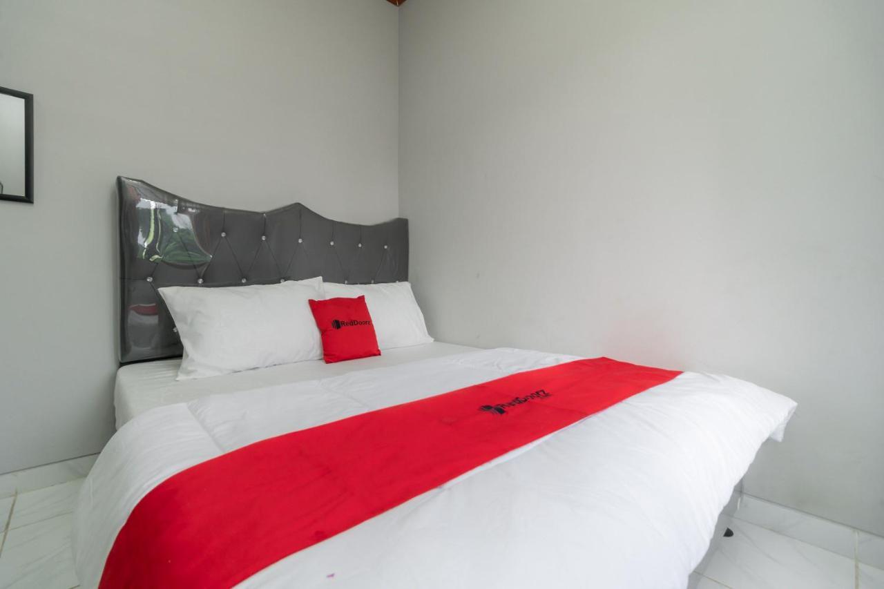 RedDoorz Plus near Jungeland Sentul Bogor Exterior foto
