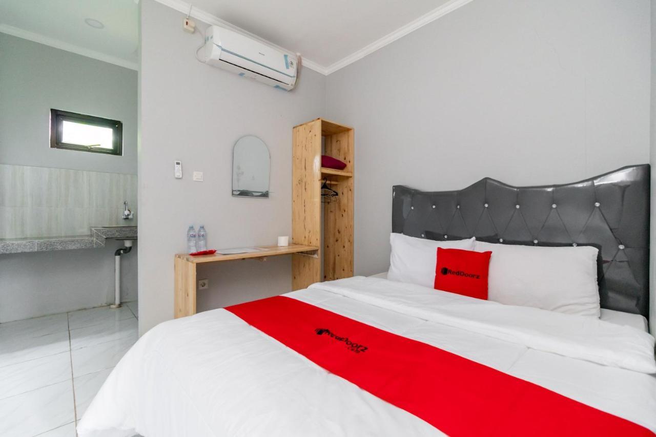 RedDoorz Plus near Jungeland Sentul Bogor Exterior foto